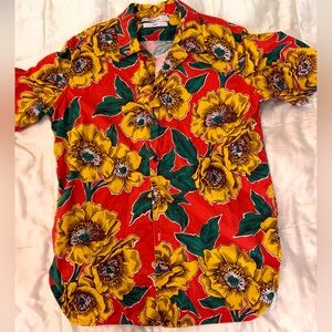 Men’s Beautiful Fül tropical print button down short sleeve shirt.